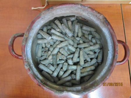 Garnek z amunicją na szkolnym boisku