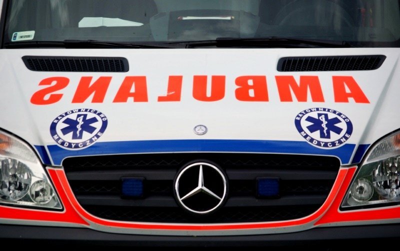 Przechodzień zareagował i uratował starszą kobietę. Dzięki jego reakcji uniknięto tragedii