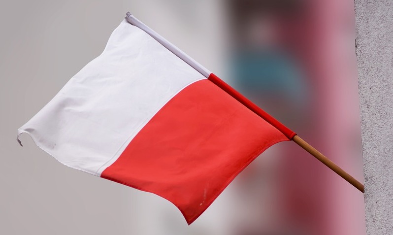 Dziś obchodzimy Dzień Flagi Rzeczypospolitej Polskiej. Czy wiesz jak postępować z flagą?