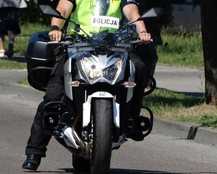 Zderzenie osobówki z motocyklem na rondzie