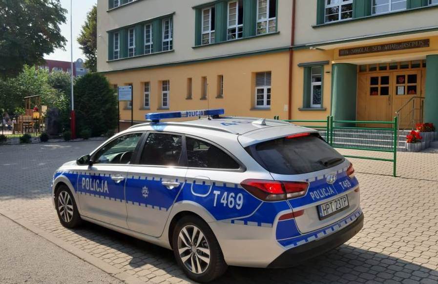 Policyjne patrole w pobliżu szkół i przedszkoli. Trwają działania „Bezpieczna droga do szkoły”