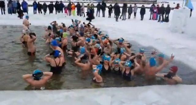 To już tradycja. Giżyckie morsy spotkały się nad jeziorem Niegocin