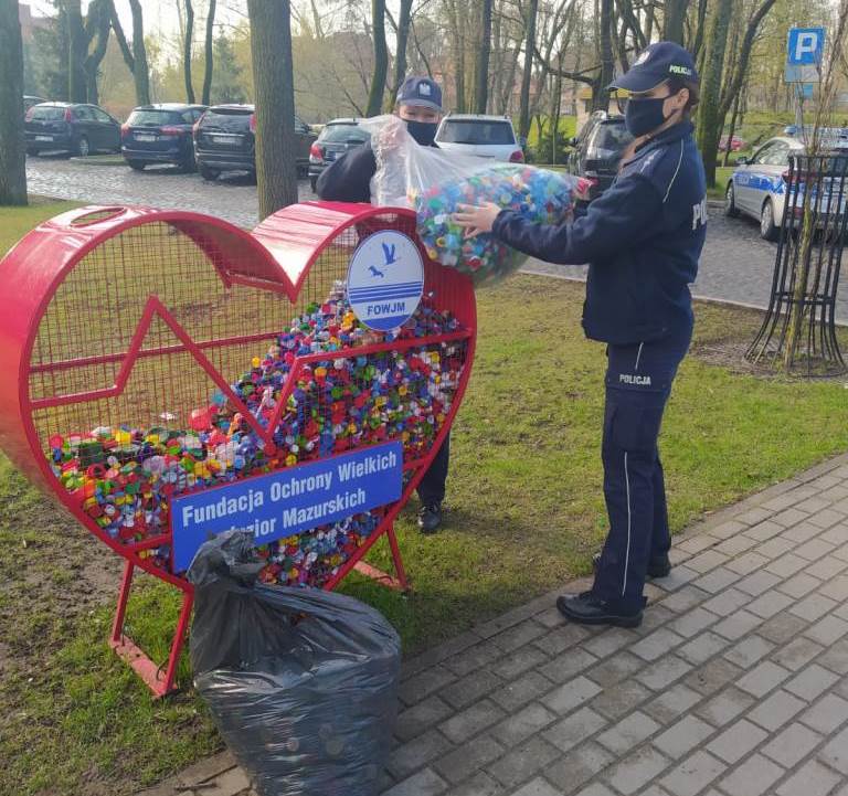 Policjanci przekazali nakrętki na rehabilitację Igora z Giżycka