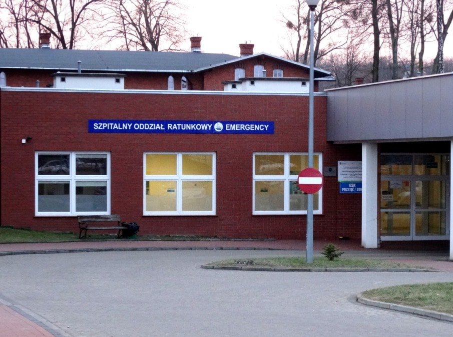 Córka miała pomóc zaparkować auto. Została przyduszona i straciła przytomność