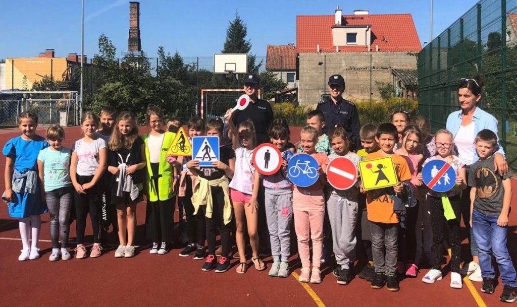 Policjanci uczą dzieci jak bezpiecznie dotrzeć do szkoły