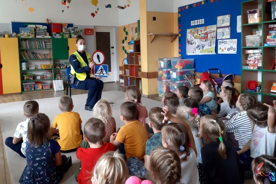 Policjanci w szkołach i przedszkolach. Lekcje o bezpieczeństwie dla najmłodszych w Giżycku i Wilkasach