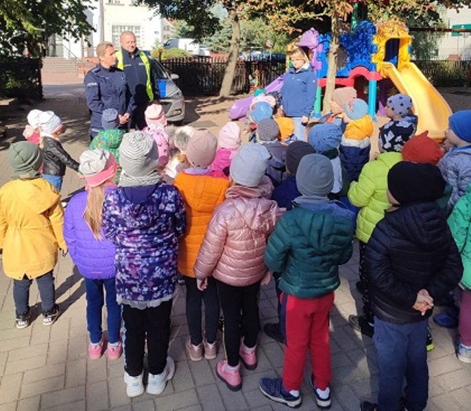 Przedszkolaki z „Krasnala” uczyły się bezpiecznie przekraczać jezdnię