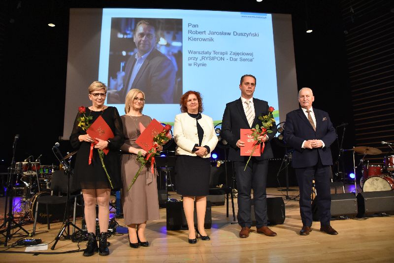 Nagrodzeni za pomoc i integrację społeczną