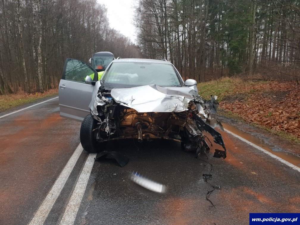 Zderzenie golfa z wojskowym jelczem. Żołnierze trafili do szpitala