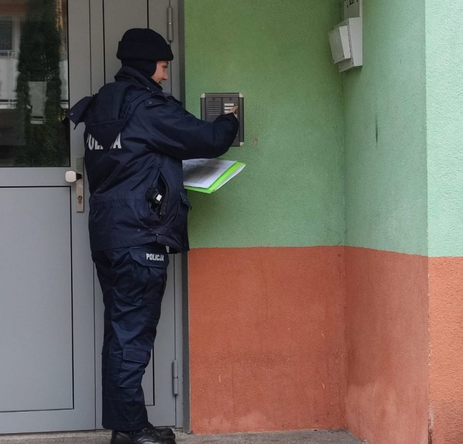 Ograniczenia Covidowe. Trwają kontrole w placówkach handlowych i środkach komunikacji miejskiej