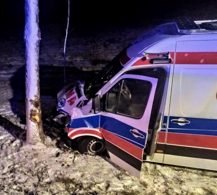 Karetka wpadła do rowu. Winne trudne warunki na drogach