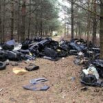 Ktoś urządził wysypisko śmieci w lesie (1)