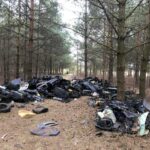 Ktoś urządził wysypisko śmieci w lesie (1)
