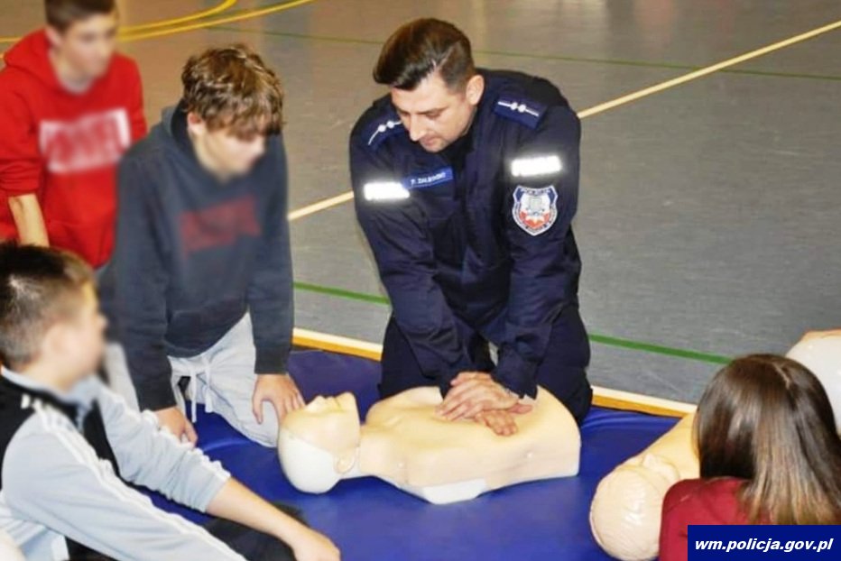 Nieprzytomny mężczyzna na chodniku. Życie uratował mu policjant