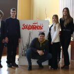 13 grudnia w auli I Liceum Ogólnokształcącego w Giżycku uczniowie upamiętnili 41 rocznicę wprowadzenia stanu wojennego (3)