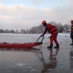Sarna na zamarzniętym jeziorze Kisajno. Strażacy ruszyli na ratunek (2)