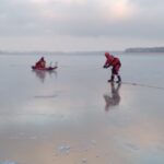 Sarna na zamarzniętym jeziorze Kisajno. Strażacy ruszyli na ratunek (3)