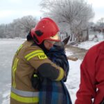 Sarna na zamarzniętym jeziorze Kisajno. Strażacy ruszyli na ratunek (4)