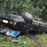 BMW wypadło z drogi i dachowało