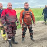 Łoś ugrzązł w błocie. Pomogli strażacy ochotnicy (2)