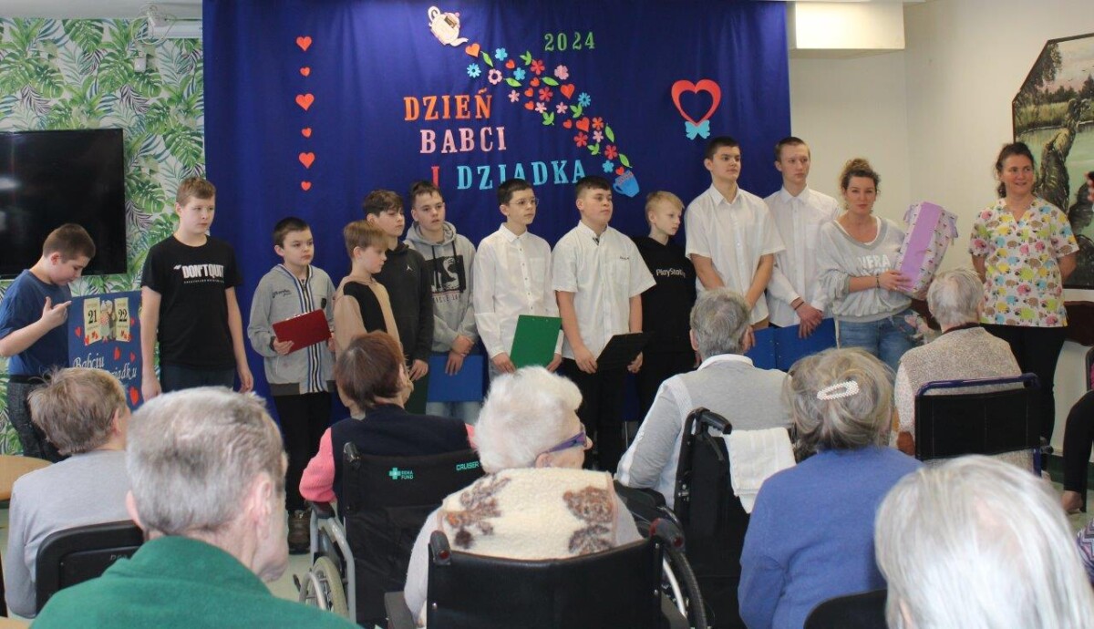 Z okazji Dnia Babci i Dziadka odwiedzili mieszkańców Domu Pomocy Społecznej w Giżycku (2)
