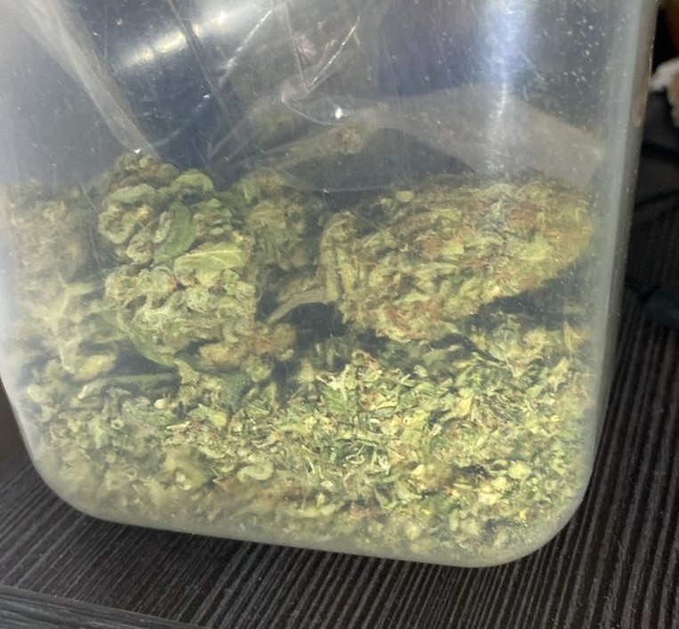 Ukrył marihuanę w komodzie. Tłumaczył, że to na własny użytek