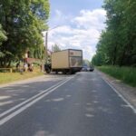 Bystry motorowerzysta zderzył się z autem dostawczym (1)