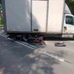 Bystry motorowerzysta zderzył się z autem dostawczym (2)