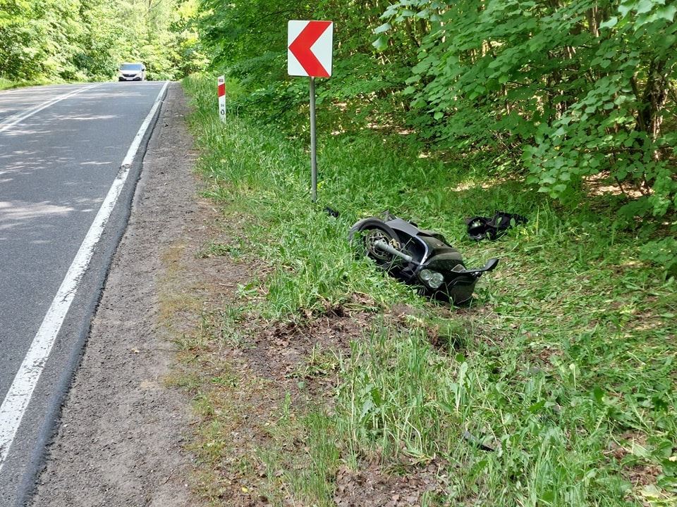 Motocykl wpadł do przydrożnego rowu