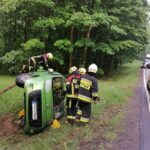 Fiat dachował na krajowej 59. Jedna osoba trafiła do szpitala (2)