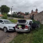 Skodą uderzył w volvo. Kierowca z urazem kręgosłupa trafił do szpitala (2)