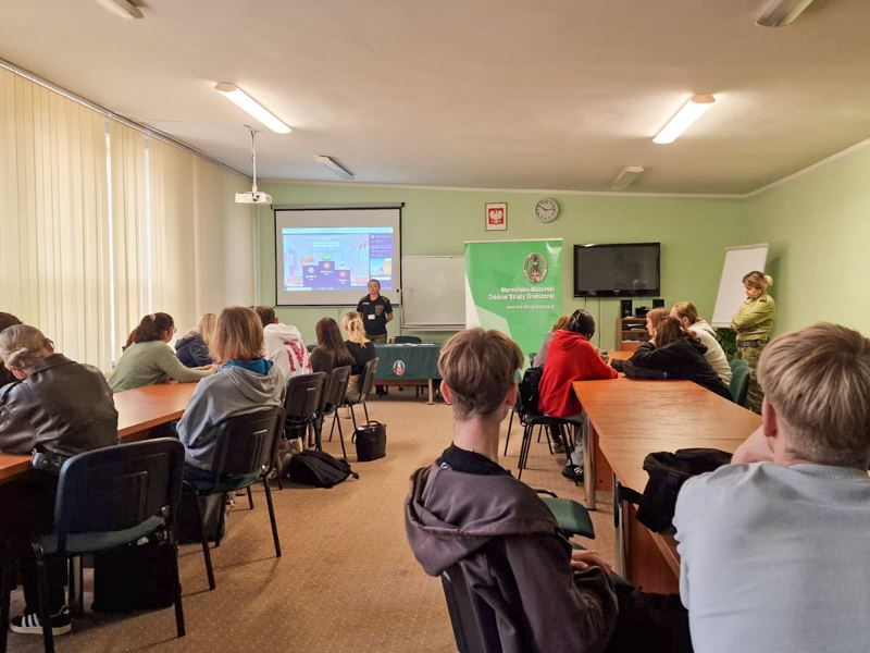 Strażnicy graniczni spotkali się z uczniami giżyckich szkół