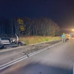 Czołowe zderzenie audi z bmw, jeden z kierowców trafił do szpitala (1)