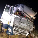 Ciężarówka uderzyła w drzewo i bariery. Kierowca trafił do szpitala w Giżycku (7)