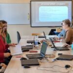 Uczniowie I LO prowadzą warsztaty komputerowe dla uczestniczek UTW (2)