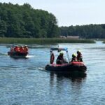 Pożaru jachtu i ewakuacji ośrodka wypoczynkowego. Ćwiczenia służb ratunkowych na Kisajnie