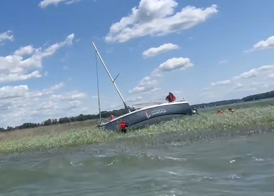 Silny wiatr zepchnął żaglówkę na mieliznę. Interweniowały służby ratunkowe