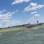 Silny wiatr zepchnął żaglówkę na mieliznę. Interweniowały służby ratunkowe (2)