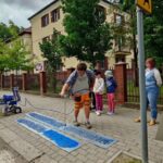 „Odłóż telefon! Przejdź bezpiecznie!”. Specjalne napisy na chodnikach w Giżycku (4)