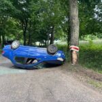 Pijany i bez prawa jazdy uderzył w drzewo. Auto dachowało, kierowca trafił do szpitala (1)