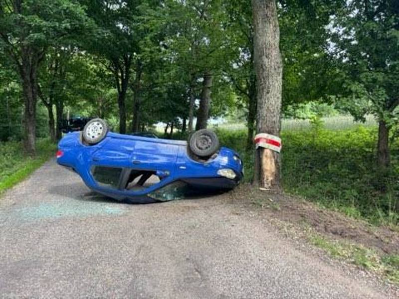 Pijany i bez prawa jazdy uderzył w drzewo. Auto dachowało, kierowca trafił do szpitala (1)
