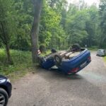 Pijany i bez prawa jazdy uderzył w drzewo. Auto dachowało, kierowca trafił do szpitala (2)