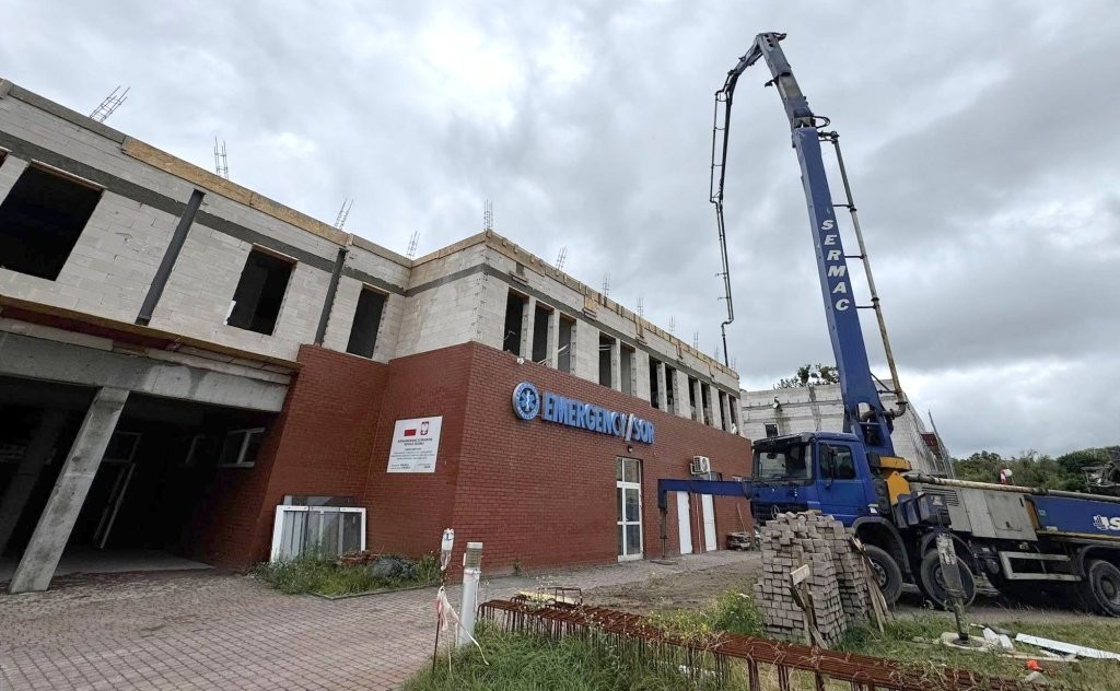 Woda zalała część giżyckiego szpitala. Ewakuowano pacjentów OIOM-u