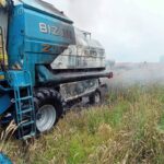 Niebezpieczny pożar w trakcie żniw. Płonął kombajn i zboże (1)
