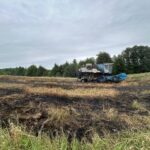 Niebezpieczny pożar w trakcie żniw. Płonął kombajn i zboże (4)