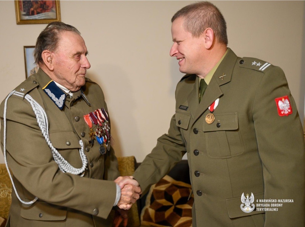 97 lat mjr Edwarda Purkiewicza. Bohater AK i przyjaciel giżyckich terytorialsów uhonorowany przez żołnierzy