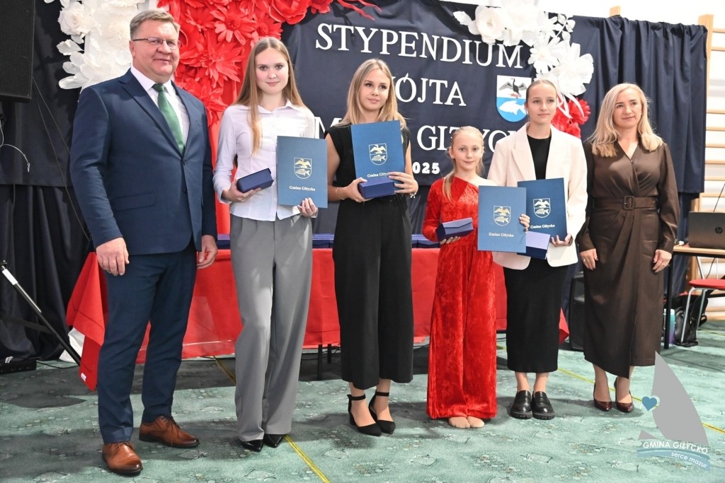 Najlepsi z najlepszych w Gminie Giżycko. Wójt wręczył stypendia uzdolnionym uczniom [ZDJĘCIA]