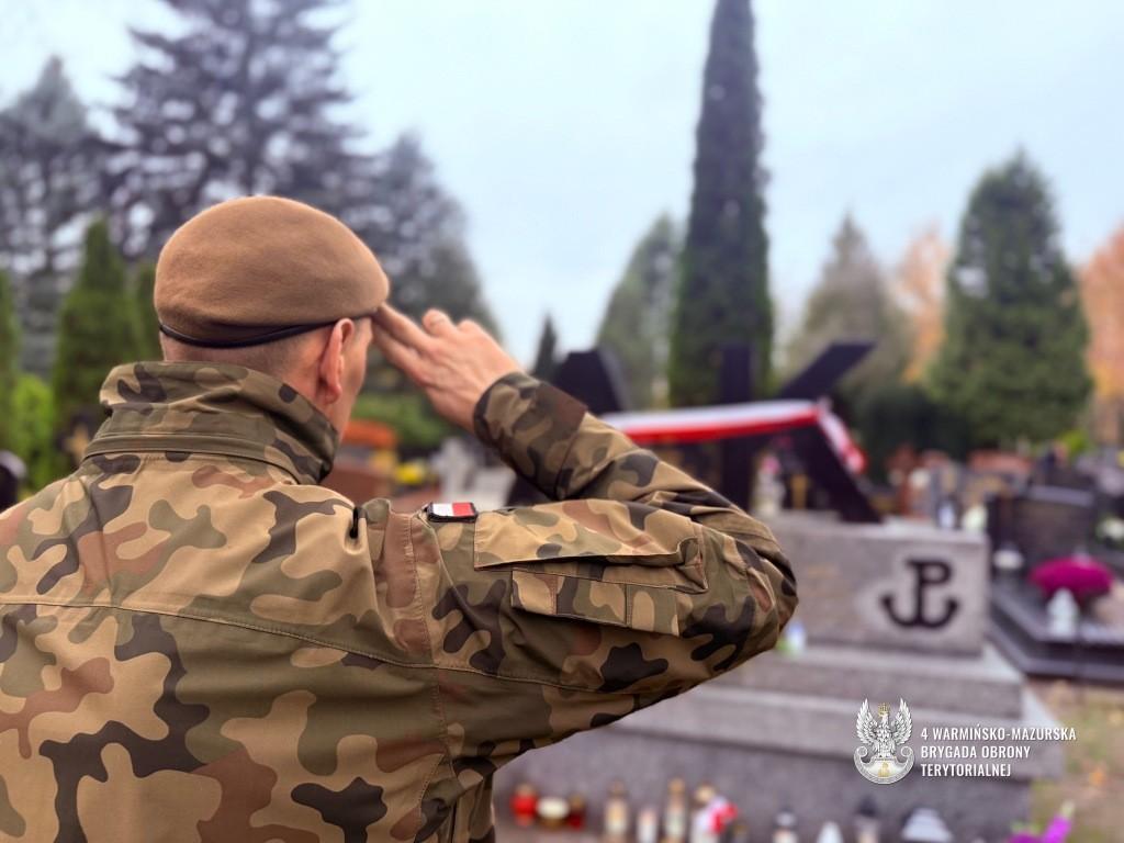 Pamiętają o bohaterach. Żołnierze WOT odwiedzili groby kombatantów