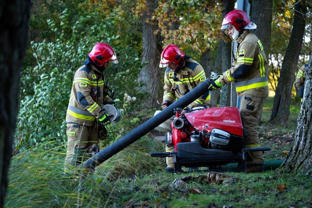 Strażacy z powiatu giżyckiego ćwiczyli na poligonie. W akcji drony i specjalistyczny sprzęt