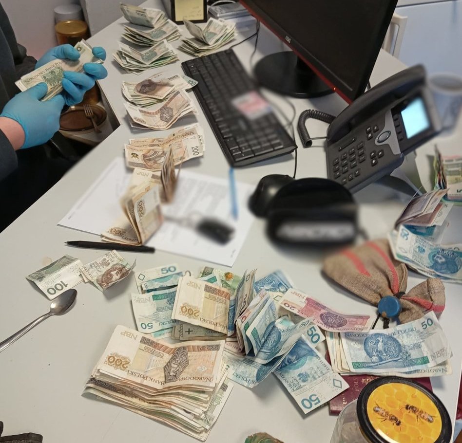 Duża akcja kryminalnych w Giżycku. Zabezpieczyli 5 kg narkotyków i 27 tys. zł